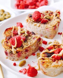 Porridge au four framboises et pistaches