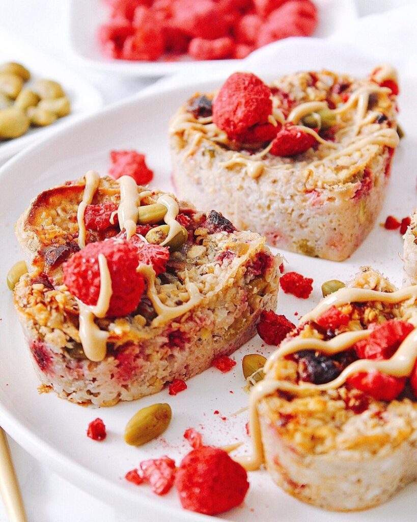 Porridge au four framboises et pistaches