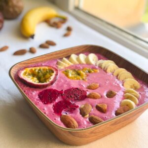 Smoothie bowl au fruit du dragon et lait d&rsquo;amande