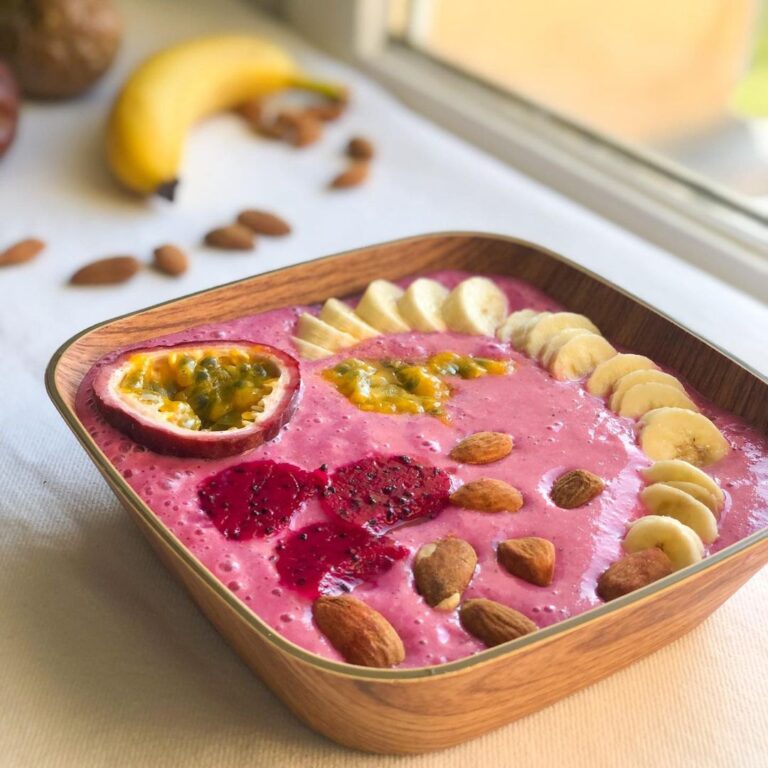 Smoothie bowl au fruit du dragon et lait d&rsquo;amande