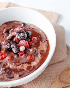 Porridge crémeux au cacao et fruits rouges