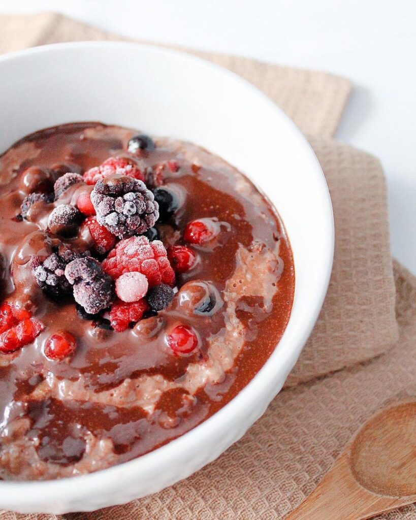 Porridge crémeux au cacao et fruits rouges