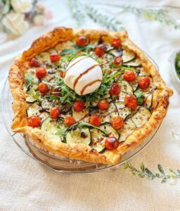 Tarte feuilletée courgettes grillées, tomates cerises, roquette et buffala Tarte feuilletée courgettes grillées, tomates cerises, roquette et buffala