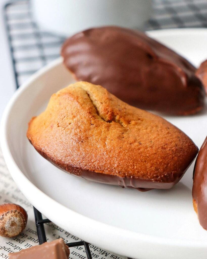 Madeleines à la noisette – coque en chocolat
