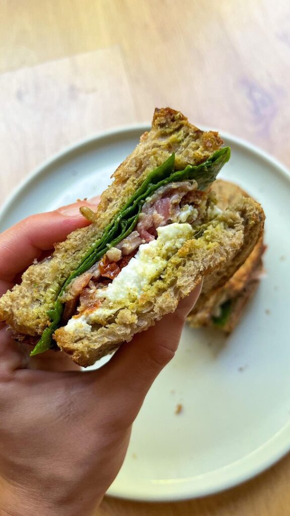 Sandwich épinards et jambon cru