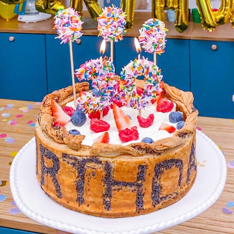 Le gâteau feuilleté fruité d’anniversaire Le gâteau feuilleté fruité d’anniversaire
