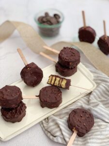 Sucettes en génoise au chocolat