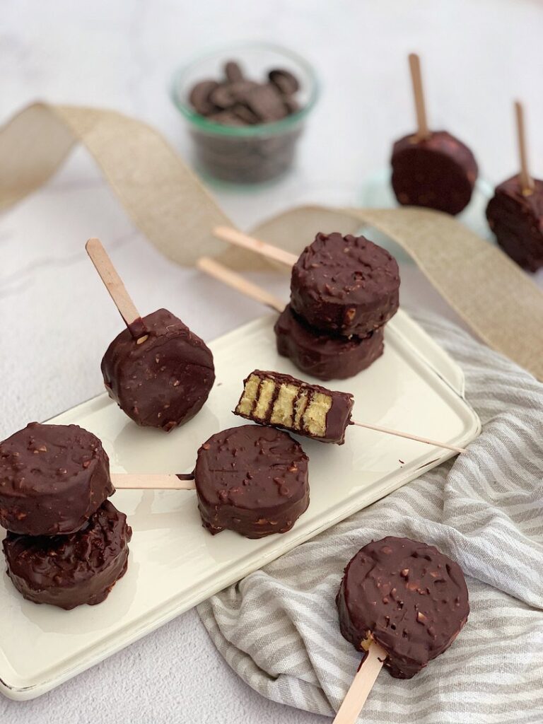 Sucettes en génoise au chocolat