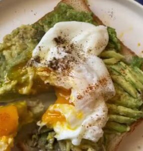 Tartine d&rsquo;avocat et œuf mollet