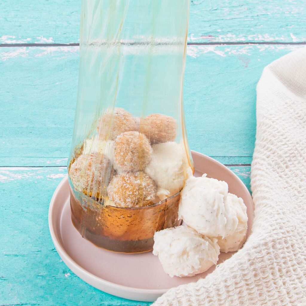Le pot de petits beignets glacés