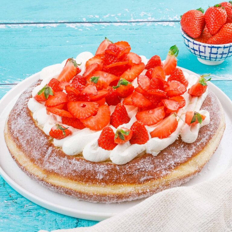 Frischer Erdbeerkuchen