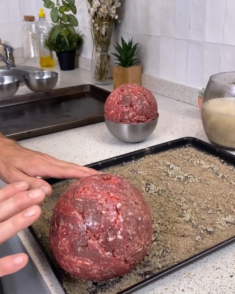 Hamburguesa con panceta y cebolla.