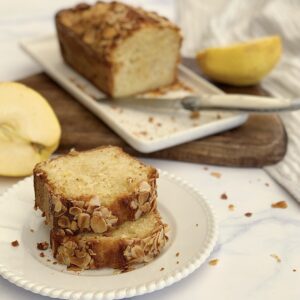 Cake au yaourt, pommes et amandes Cake au yaourt, pommes et amandes