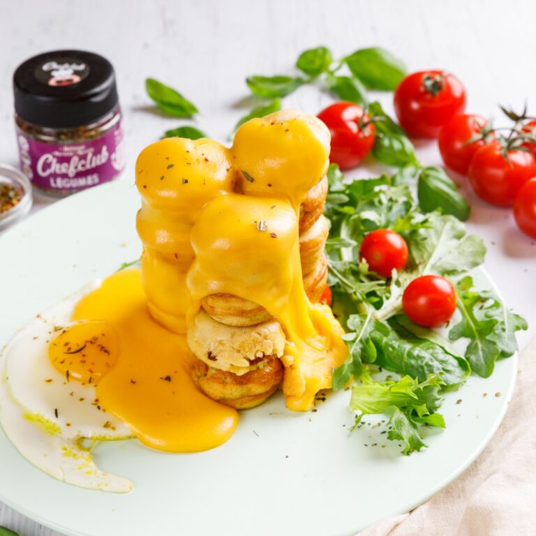 Bolinho coberto de queijo