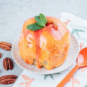 Postre frito con helado y melocotones!