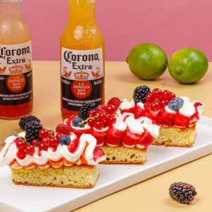 Coctel corona y tarta de frutos rojos!
