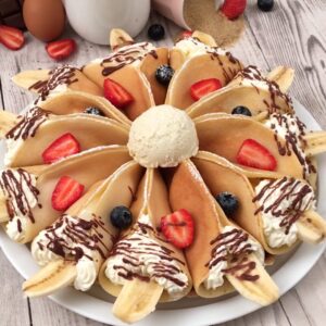 Flor de panqueca com banana e chocolate