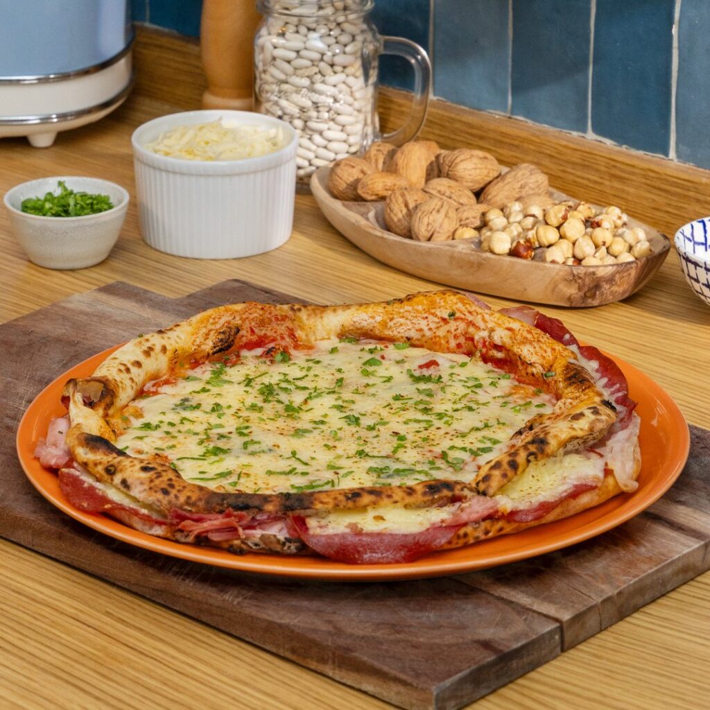 Pizza con borde relleno