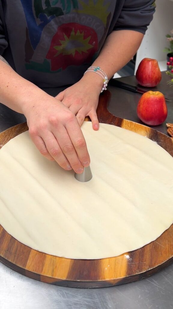 Tarte aux pommes et noix de pécan flocon de neige ! La magie des fêtes dans chaque tranche 🎄🍏