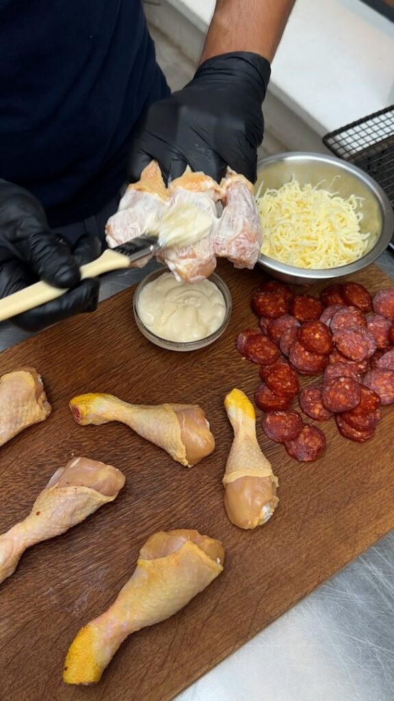 Pollo relleno de pizza de pepperoni