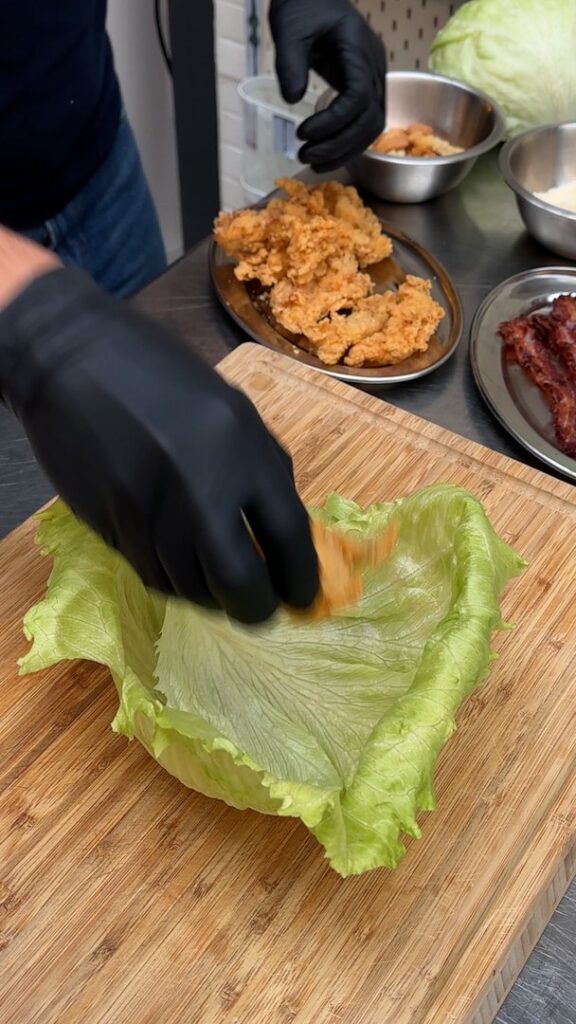 Wrap de ensalada César con lechuga por fuera🥗🌯