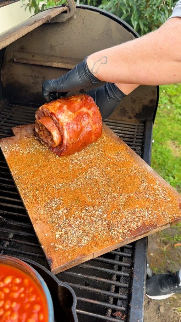 Costelinhas de porco com molho barbecue e feijão assado