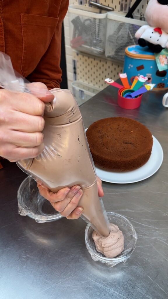 Torta di compleanno dell’orsetto di peluche