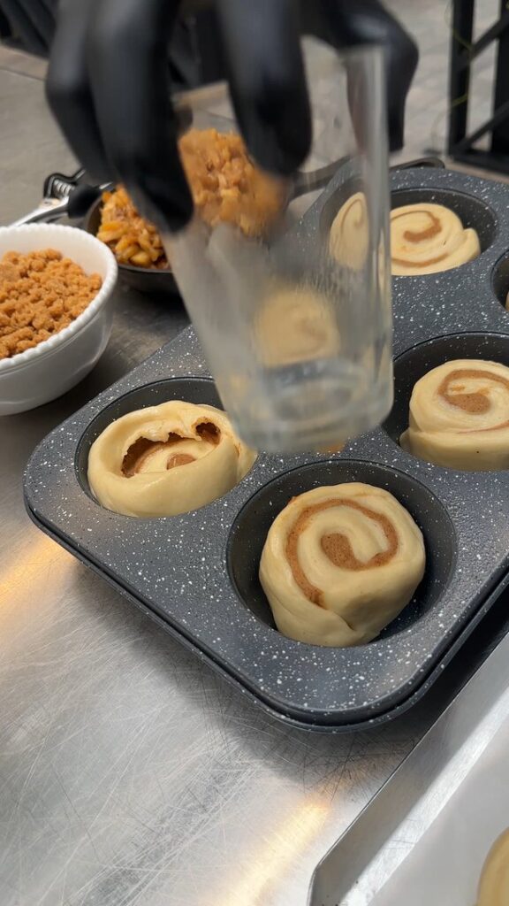 Cinnamon Roll Crumble Muffins🍎🥰