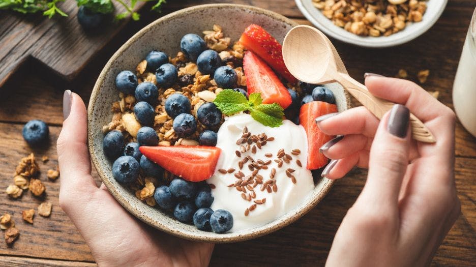 Un bowl faisselle-granola pour les après-midis chargés