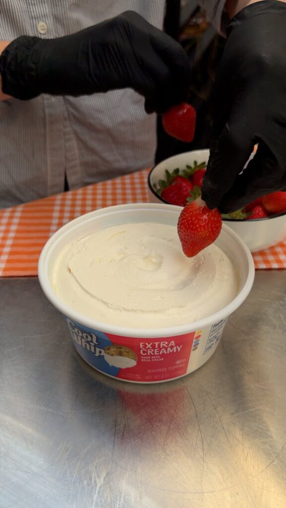 Pinguins de Morango com Chantilly