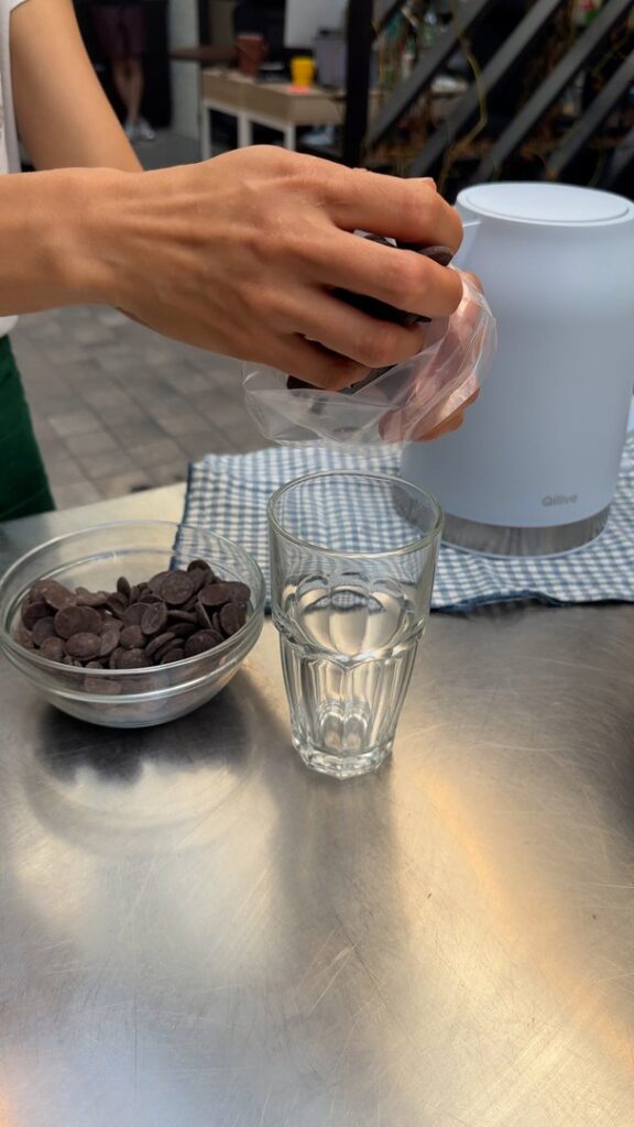 Cornet de glace au yaourt glacé aux cookies et à la crème