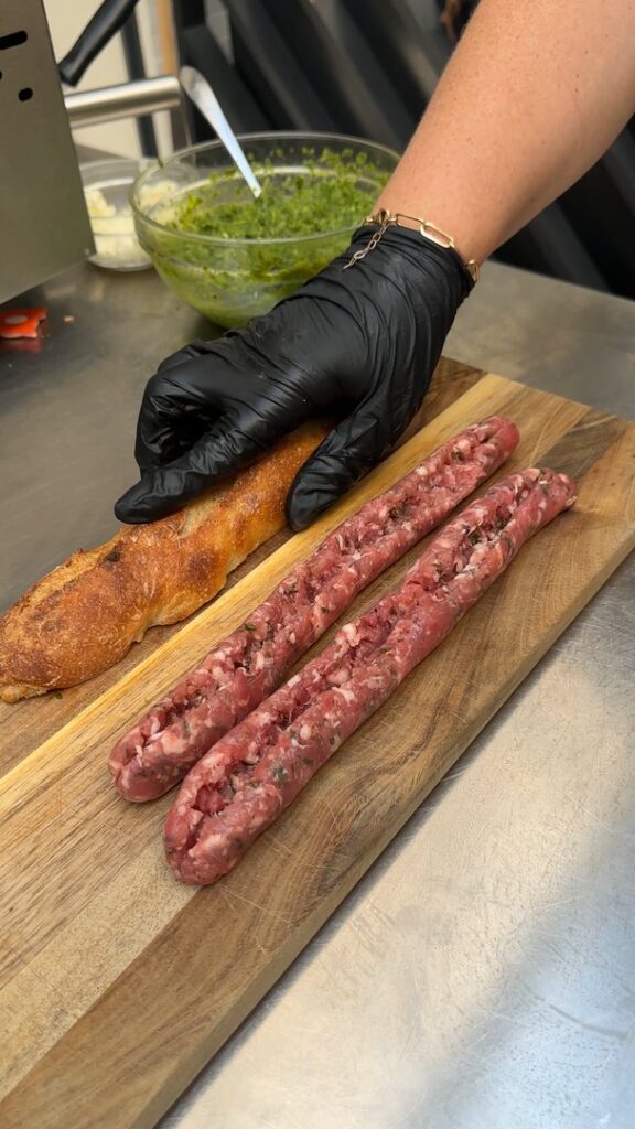 La baguette chipolatas et sauce chimichurri