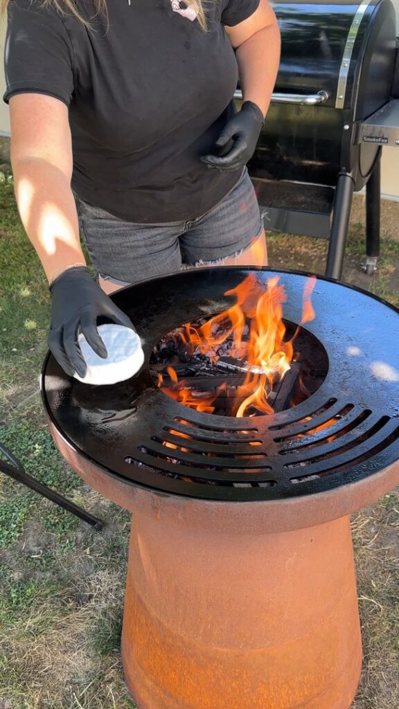 Brie au miel et pêches grillées au barbecue