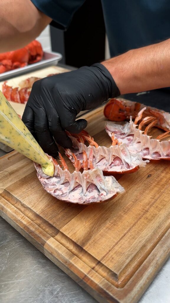 Queue de homard au beurre à l&rsquo;ail avec une croûte croustillante et feuilletée🦞
