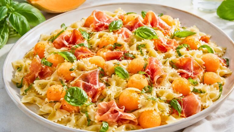 Salade de pâtes froides avec billes de melon, jambon de Parme, basilic frais et vinaigrette citronnée