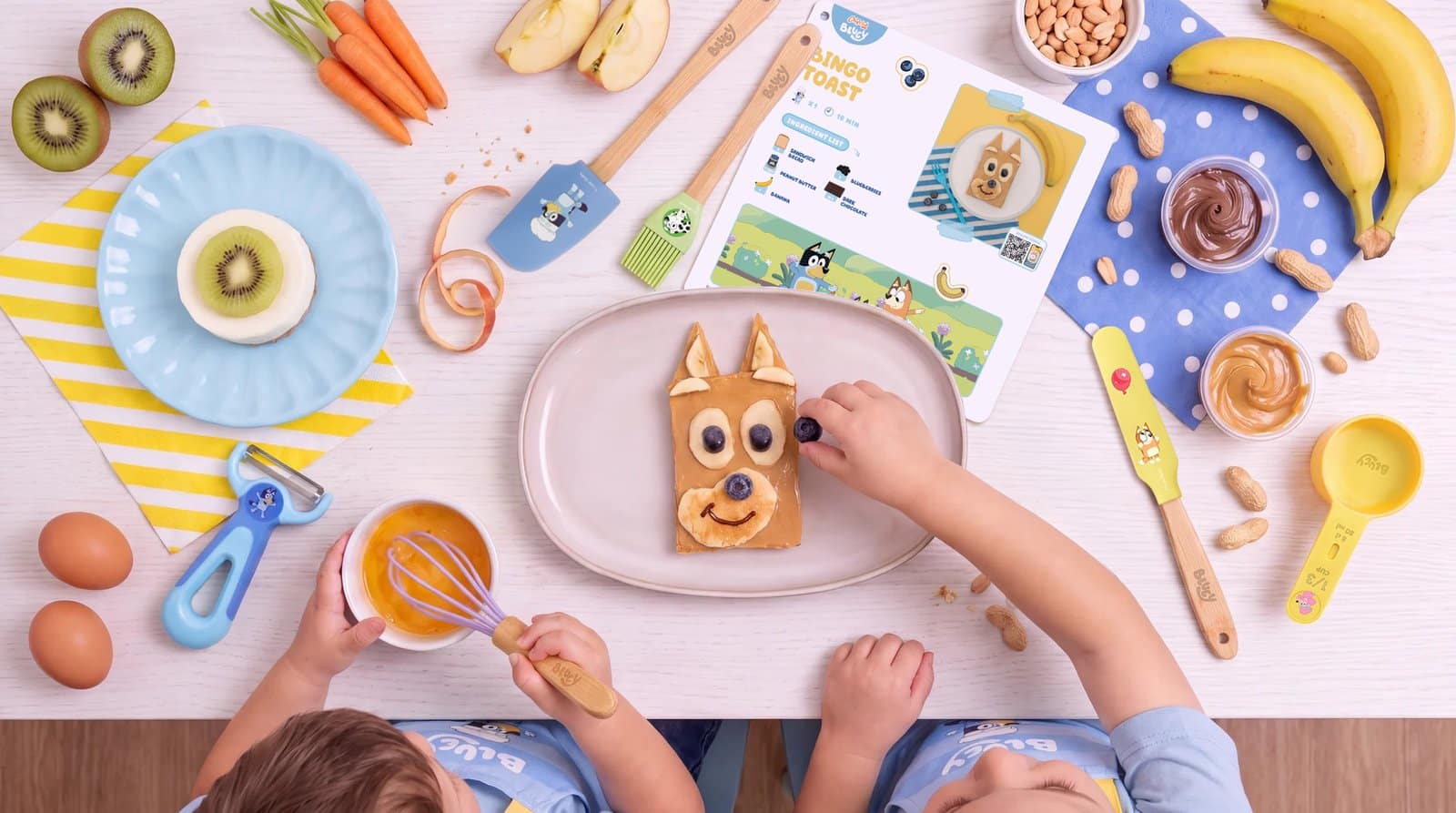 Famille en cuisine avec Bluey