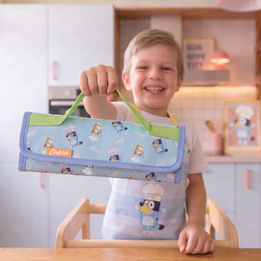 Enfant avec la trousse
