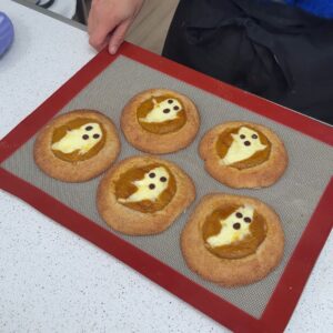 Le cookie cheesecake citrouille d’Halloween Le cookie cheesecake citrouille d’Halloween
